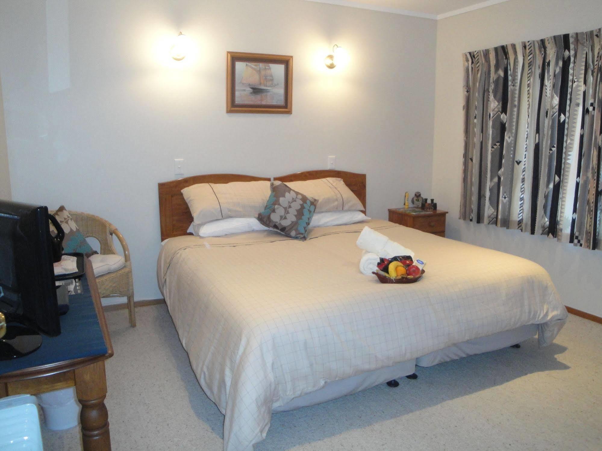 Morepork Riverside Lodge Paihia Exterior photo